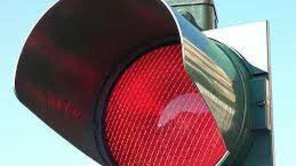Отмъщение по женски: Да минеш 49 пъти на червено с колата на бившия | StandartNews.com