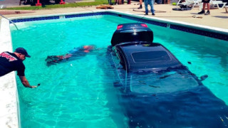 Младеж обърка скоростите, потопи луксозна кола в басейн
