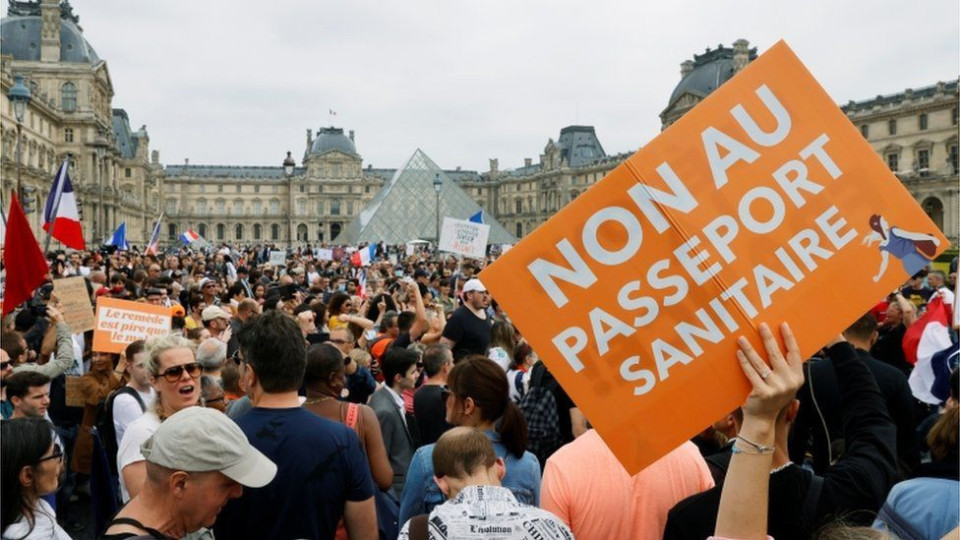 Франция приема закон за ваксинационните паспорти | StandartNews.com