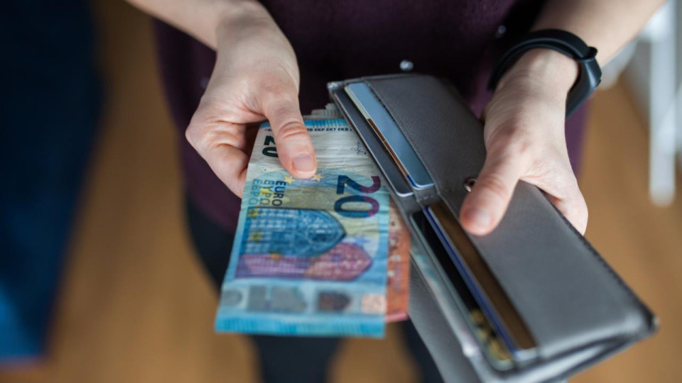 Въпреки пандемията, Гърция вдига минималната заплата | StandartNews.com