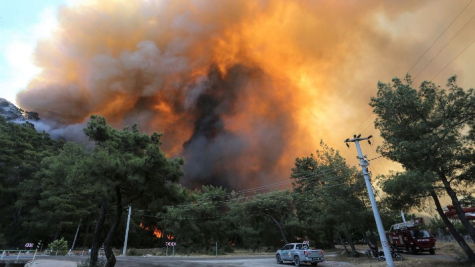 Пепел пада от небето. Ще евакуират ли в Мармарис и Бодрум? | StandartNews.com