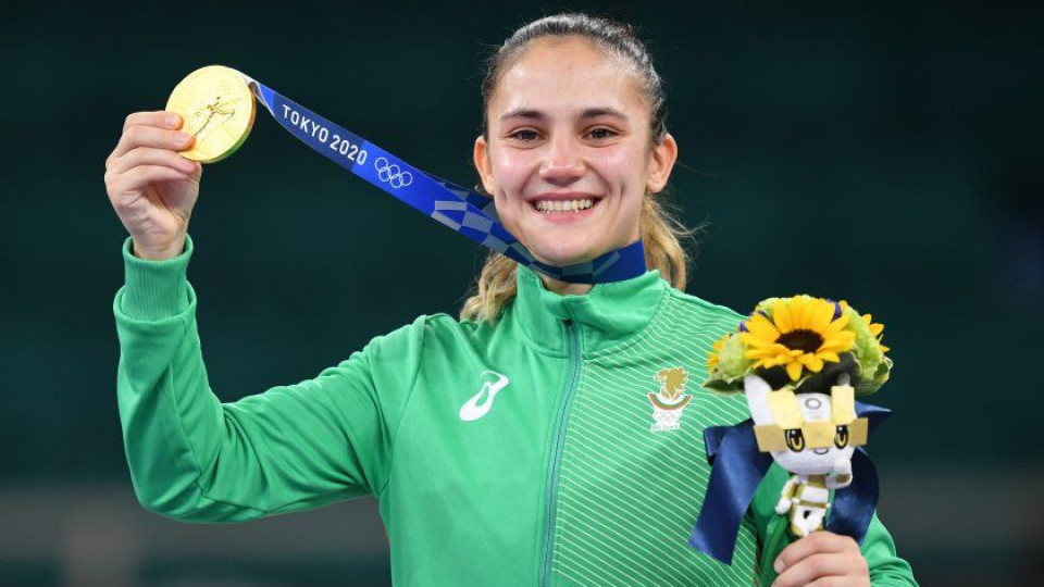 Със сълзи на очи Ивет прие златния медал за България | StandartNews.com