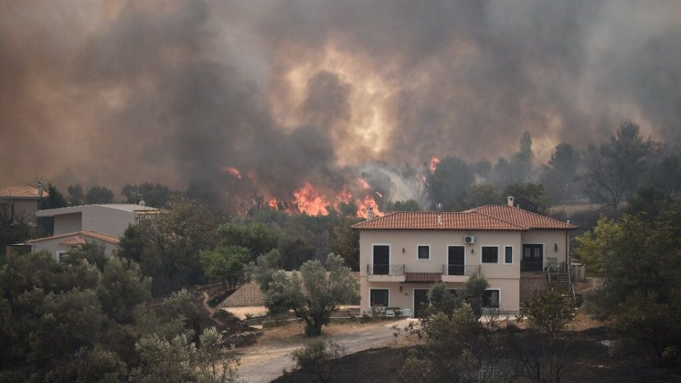 Внимание, българи! Ето къде бушуват пожари в Гърция | StandartNews.com