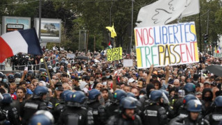 Стотици хиляди в Париж: Не на здравния паспорт