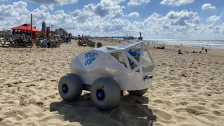 Пуснаха робот да върши пипкава работа на плажа