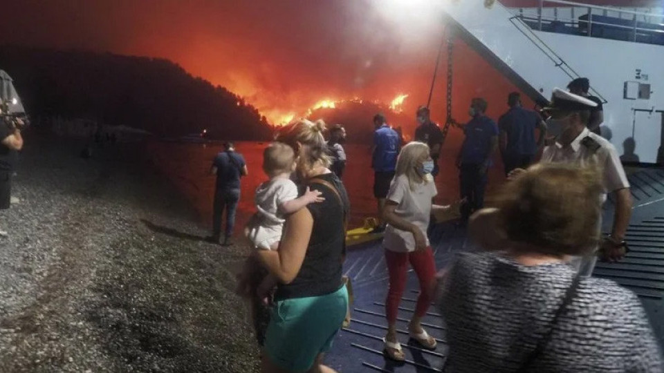 Атина заклещена в огнен пръстен. Зловещи видеа | StandartNews.com