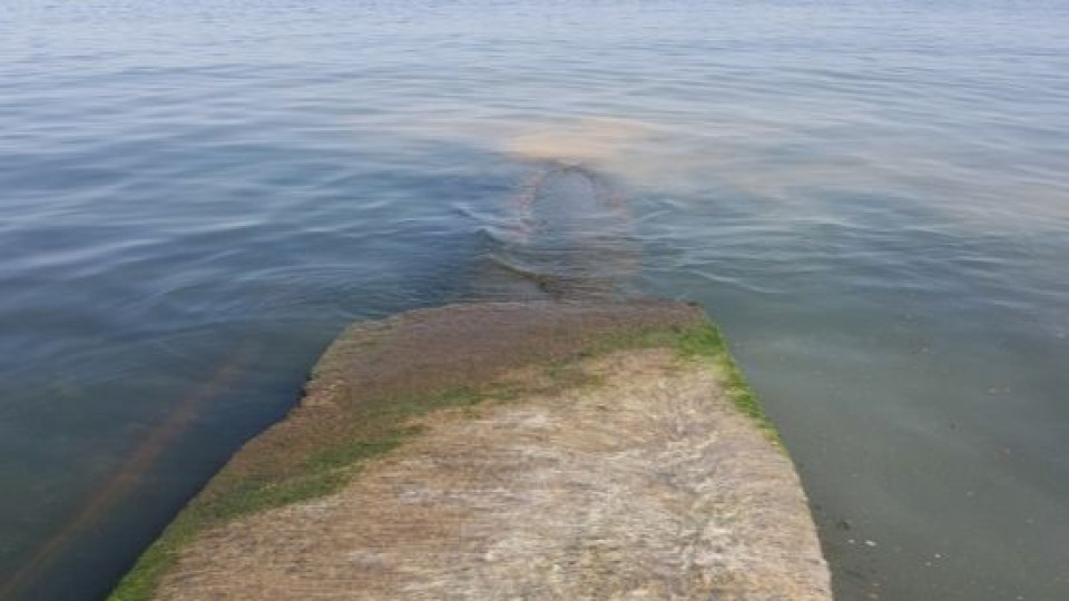 Отходна тръба се излива в морето на Синеморец, защо не я спират? | StandartNews.com