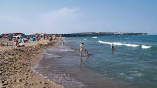 Двама се удавиха на плажа в Обзор заради мъртво вълнение