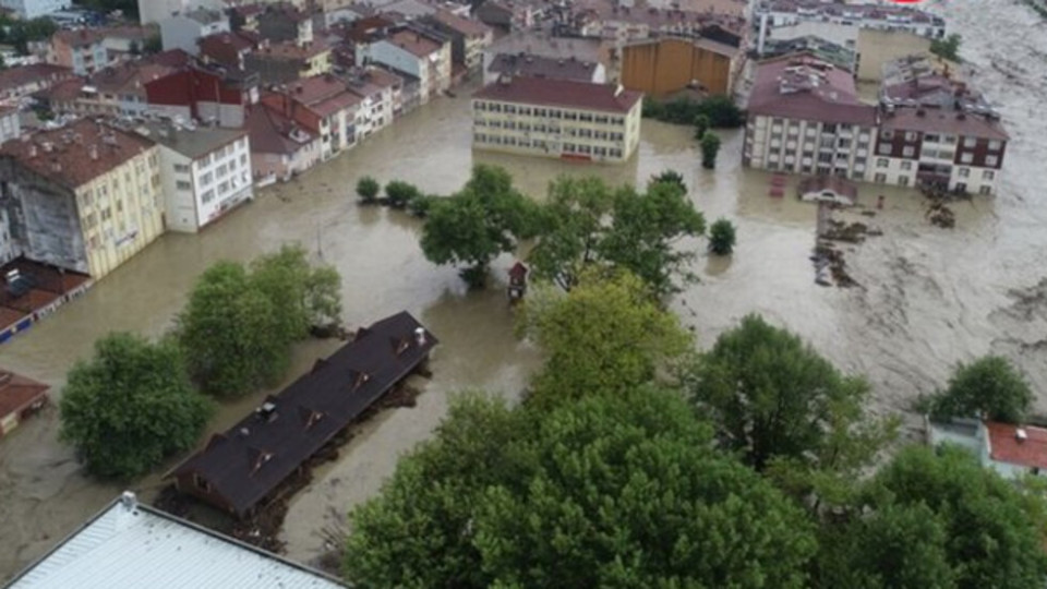 Трагедията с наводненията в Турция: 27 жертви досега | StandartNews.com
