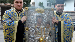 Чудотворната икона "Златна ябълка" помага за детенце, в Хасково е