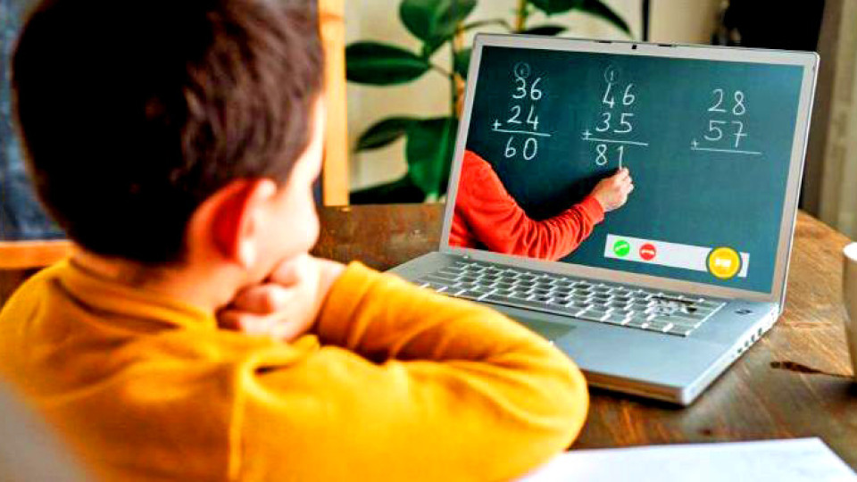 Връща ли се онлайн училището? Родители и учители в паника | StandartNews.com