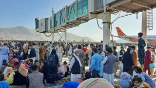 Паника в Кабул, бягат към самолетите