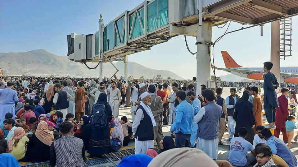 Паника в Кабул, бягат към самолетите | StandartNews.com