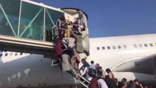 Самолети излитат с бежанци по крилата, падат в Узбекистан