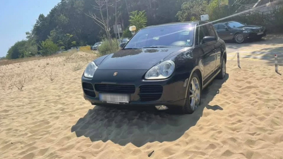Наглост! Софиянец паркира поршето си върху дюните | StandartNews.com