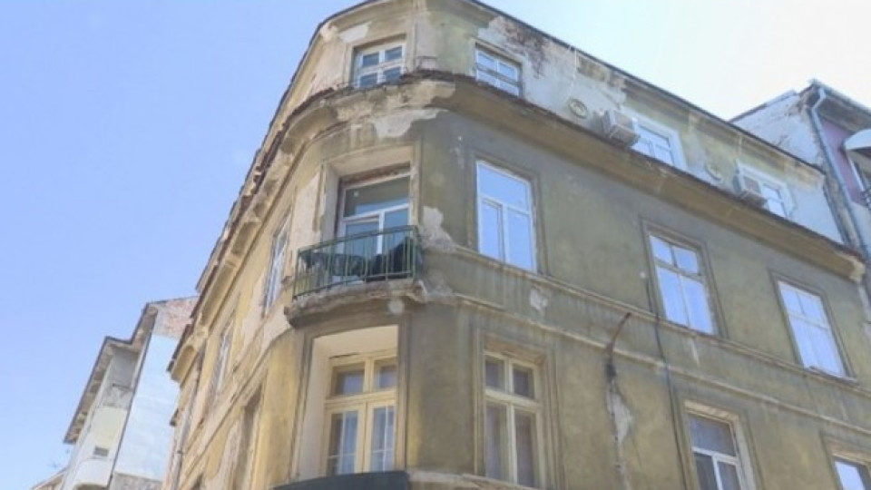 Опасна сграда се руши в центъра на София | StandartNews.com