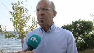 По морето. Паркоместа се запазват със столове и туби