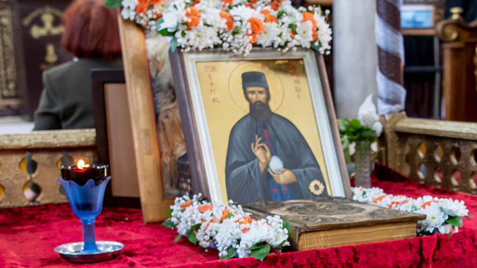 Чудотворната икона с мощите на св. Ефрем Нови в Сарафово! | StandartNews.com