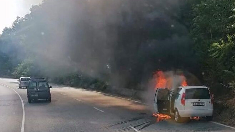 Кола пламна в движение и изгоря като факла | StandartNews.com