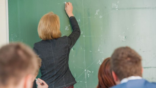 Възрастни учители отказват да стъпят в клас