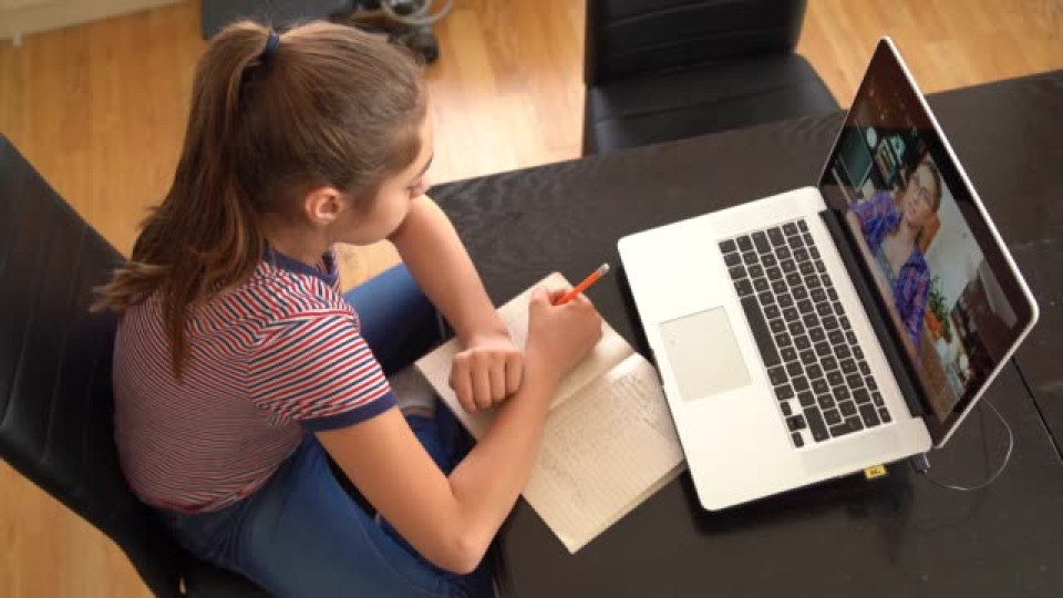 Родители срещу онлайн обучението, децата забравяли да пишат | StandartNews.com