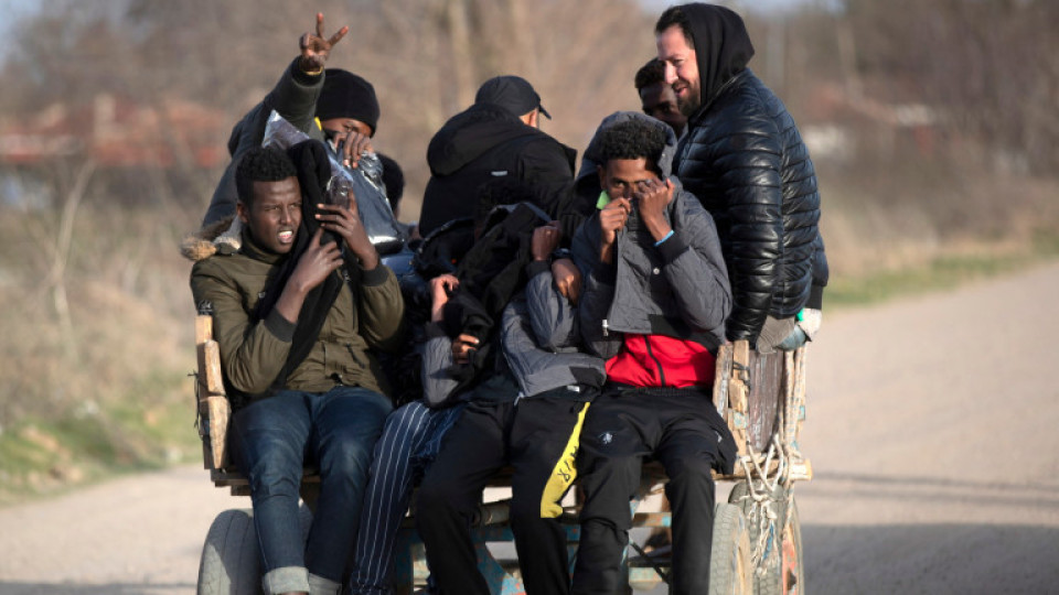 Турция спря мигранти, тръгнали към България | StandartNews.com