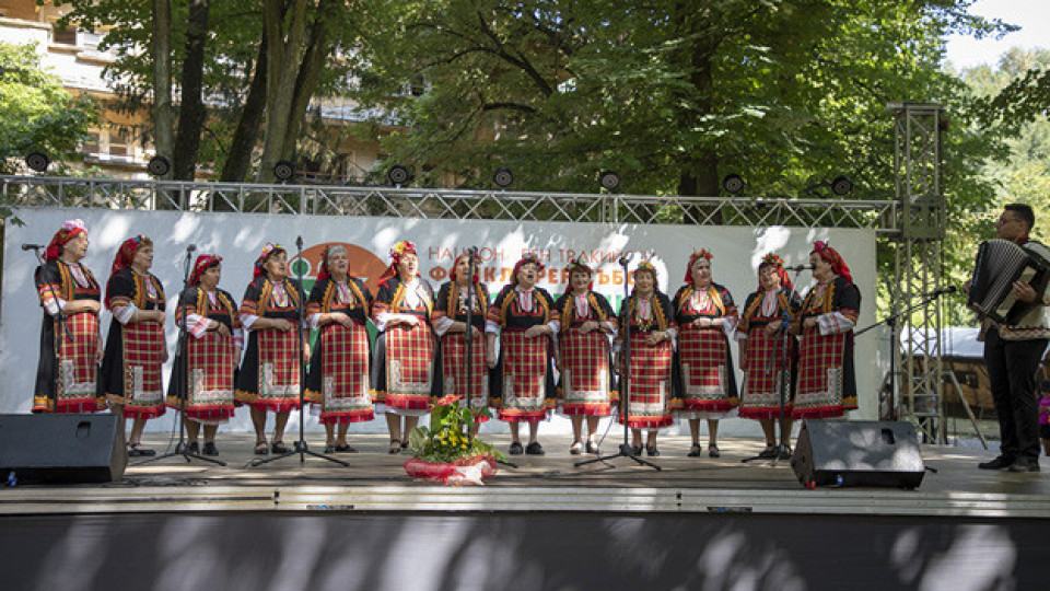 Хиляди родолюбиви българи се събраха на Тракийския фолклорен събор | StandartNews.com