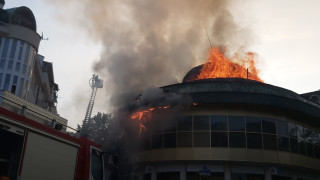 Голям пожар в Благоевград. Пламна знакова сграда