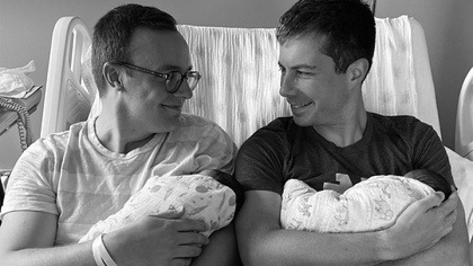 Американски министър и съпругът му вече са родители | StandartNews.com