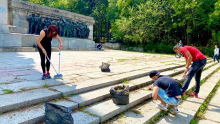 Младежите в БСП - София почистиха Братската могила