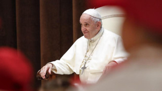 Кортежът на папа Франциск прегази шампион