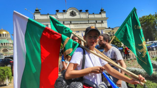 Протестът на Възраждане: Маските падат