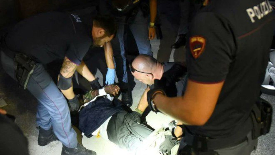 Ад! Бежанец преряза гърлото на момче в Римини/СНИМКИ/ | StandartNews.com