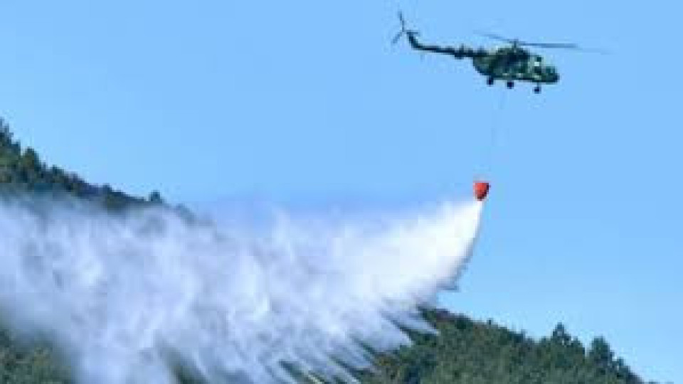 Вертолет "Кугър" гаси пожара в Рила | StandartNews.com