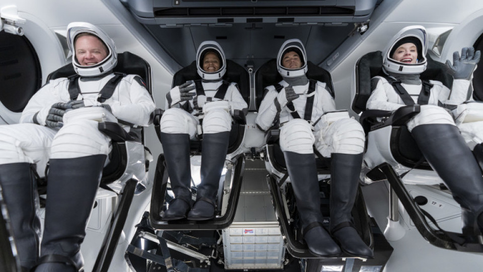 Четирима туристи полетяха в Космоса | StandartNews.com