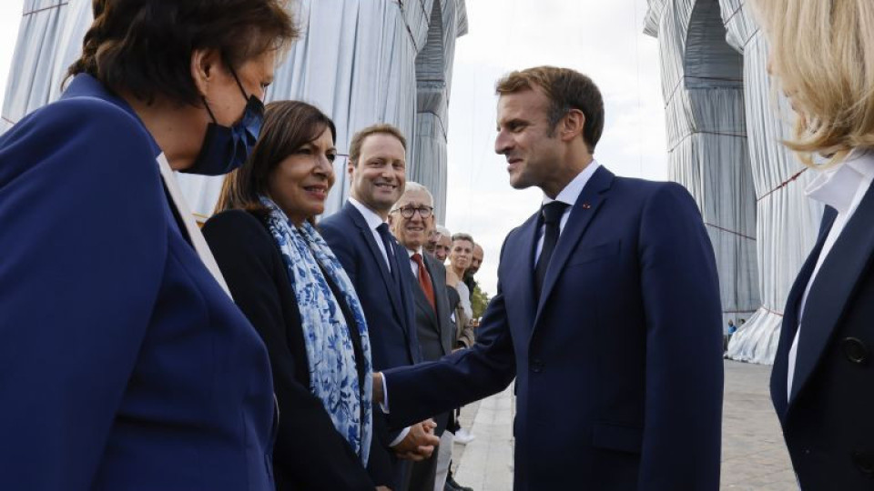 Макрон и кметът на Париж откриха опакованата Триумфална арка | StandartNews.com