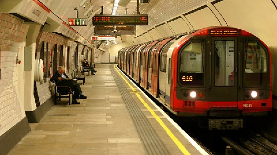 Трепят се в метрото в Лондон от страх заради ковид | StandartNews.com