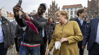 Нападнаха Меркел. Как стана белята (ФОТО)