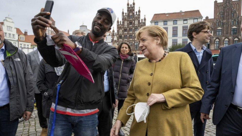 Нападнаха Меркел. Как стана белята (ФОТО) | StandartNews.com