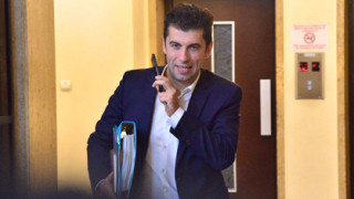 Петков пресява депутатите си човек по човек
