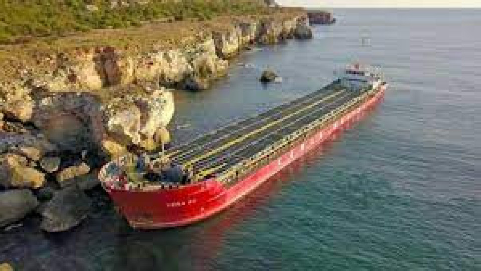 Готвят се да евакуират екипажа на кораба край Камен бряг | StandartNews.com