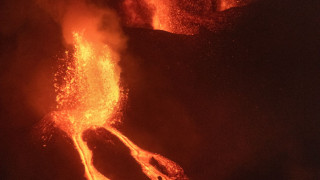 Лавата от вулкана на Ла Палма стигна океана, отделя се отровен газ