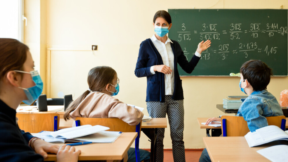 Ново 20 от МОН. Учителите с маски и в час | StandartNews.com