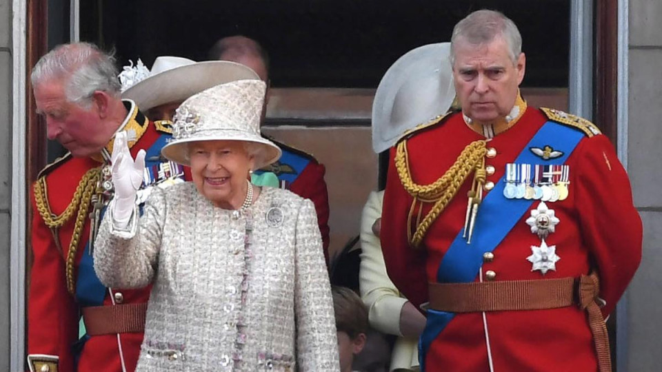 Синът на Елизабет II се спаси от британската полиция | StandartNews.com