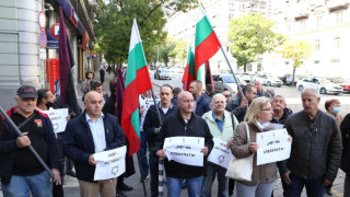 ВМРО протестира пред КЕВР заради скока на цените