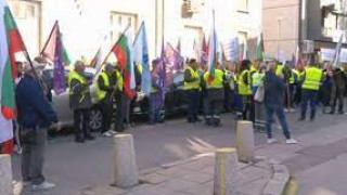 Комитова не дойде на срещата с протестиращите пътни строители