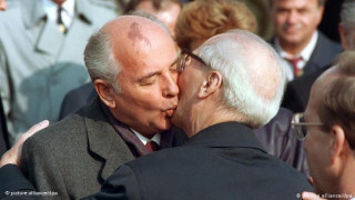 Последните целувки на комунизма