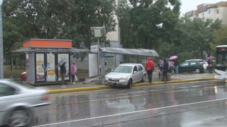 Кола помете автобусна спирка