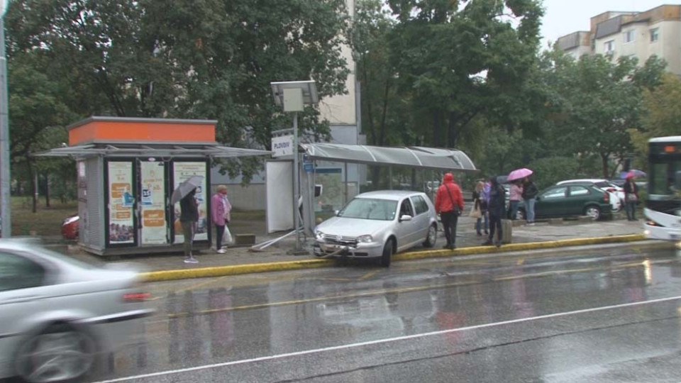 Кола помете автобусна спирка | StandartNews.com