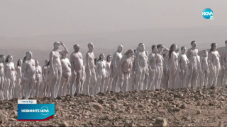 Стотици голи в пустинята спасяват Мъртво море